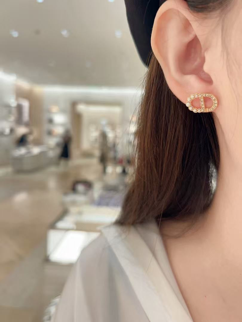 Pearl-Style Motif Stud Earrings in Polished Metal-Tone with Pearl-Style Detail – Design 013 main product view
