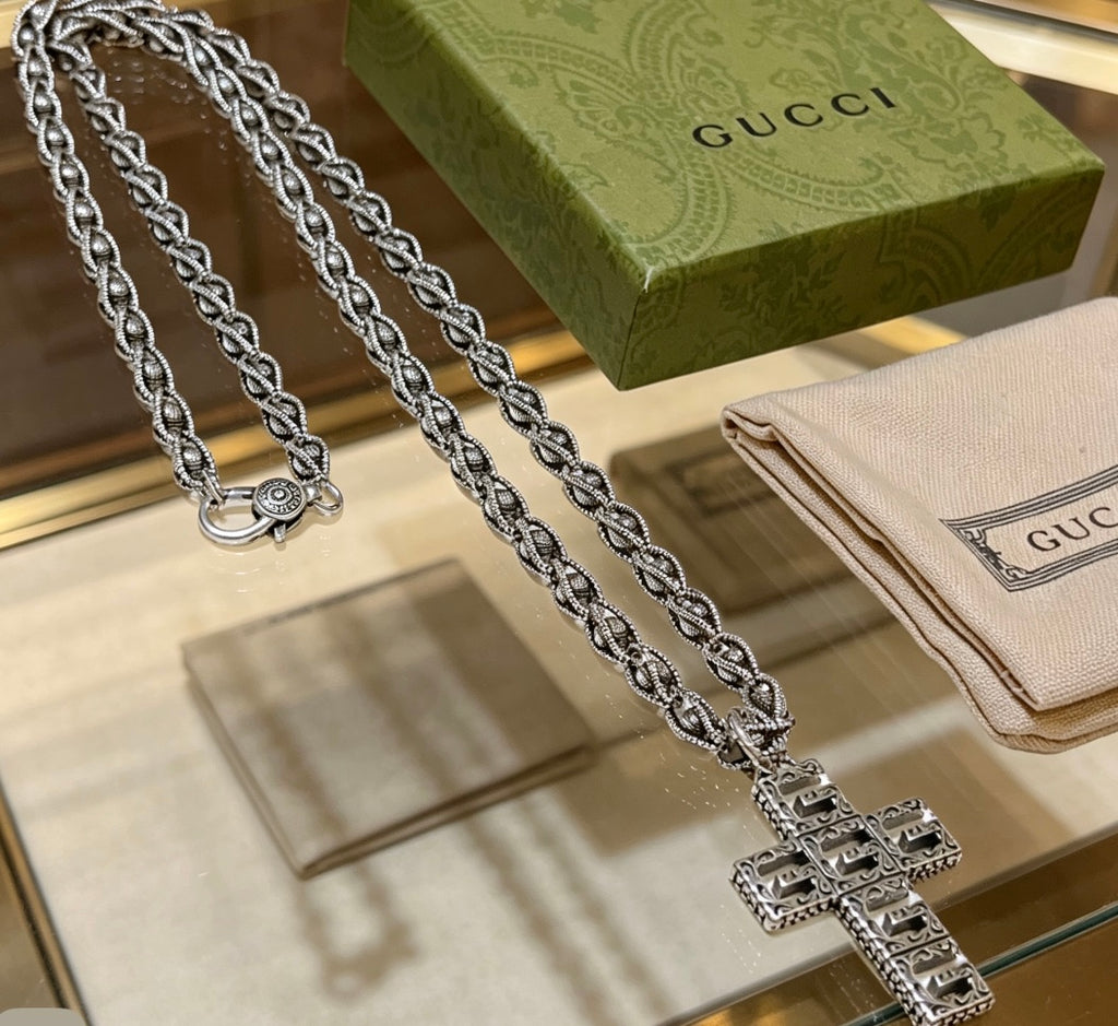 Double-G Emblem Pendant Necklace in Silver-Tone – Vintage Detail – Design 022 side detail