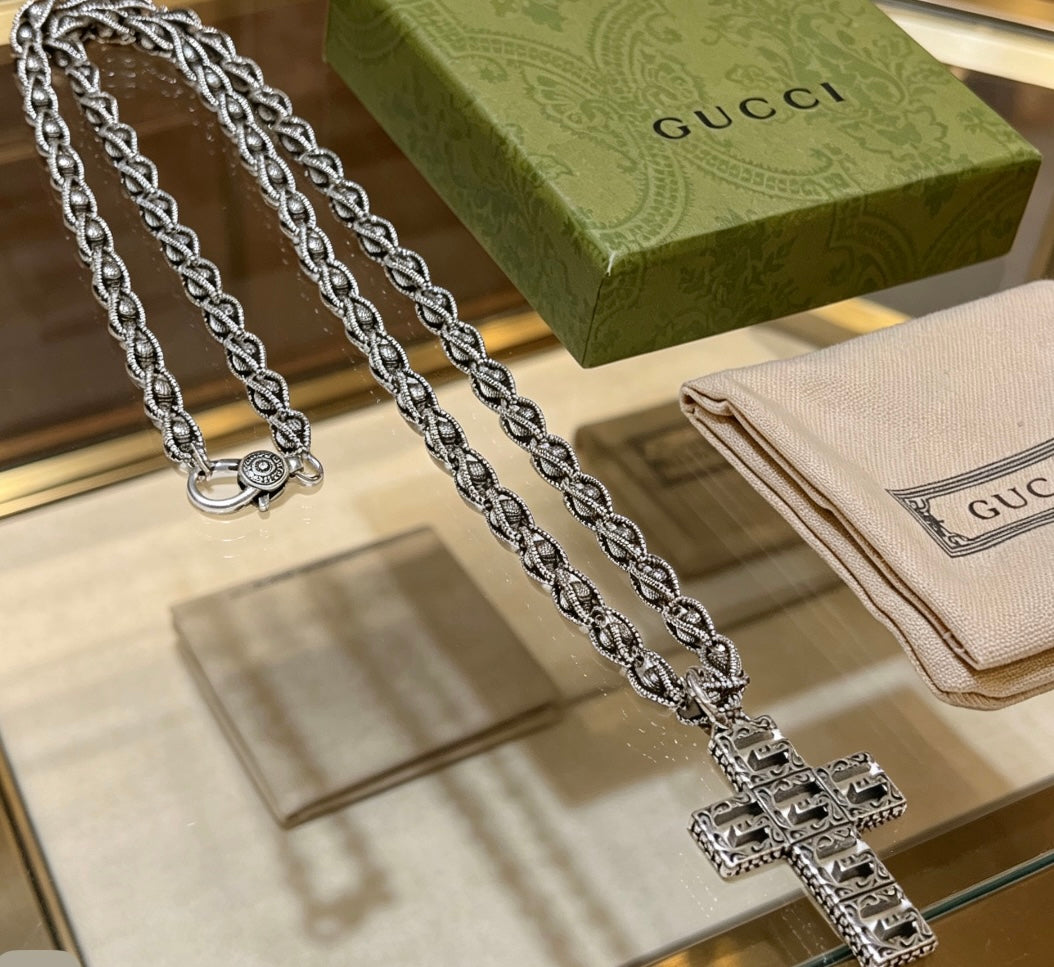 Double-G Emblem Pendant Necklace in Silver-Tone – Vintage Detail – Design 022 side detail