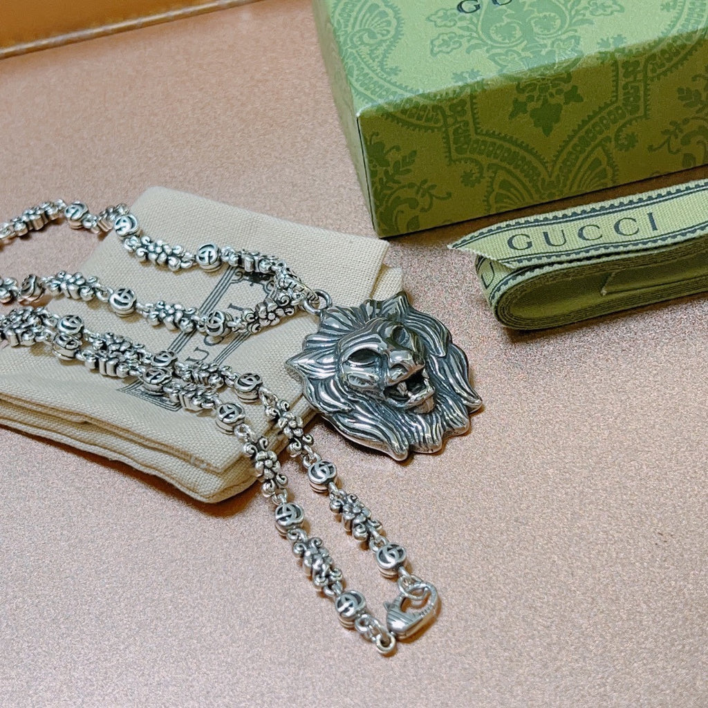 Chain Pendant Necklace in Polished Metal-Tone – Vintage Detail – Design 004 close-up detail