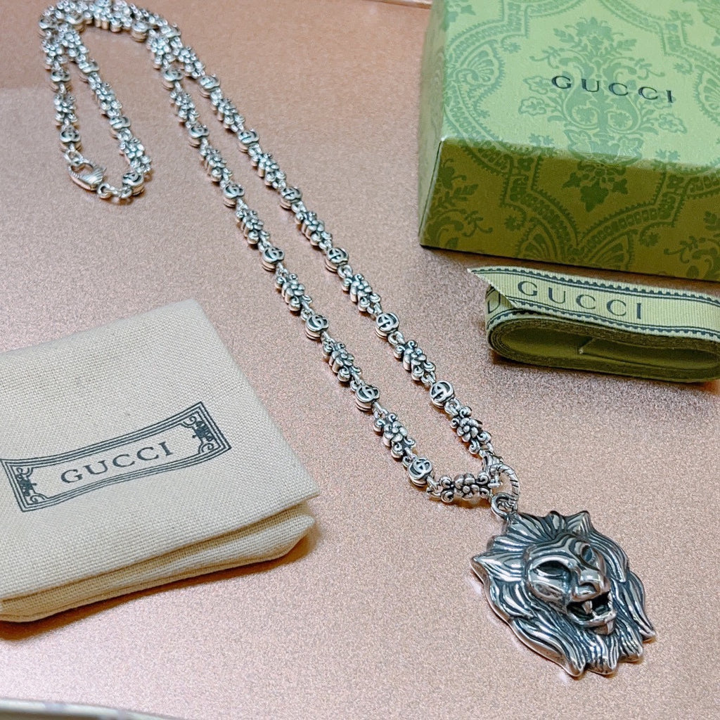 Chain Pendant Necklace in Polished Metal-Tone – Vintage Detail side detail