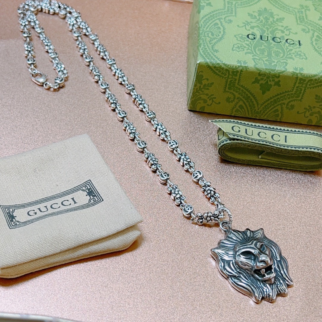 Chain Pendant Necklace in Polished Metal-Tone – Vintage Detail side detail