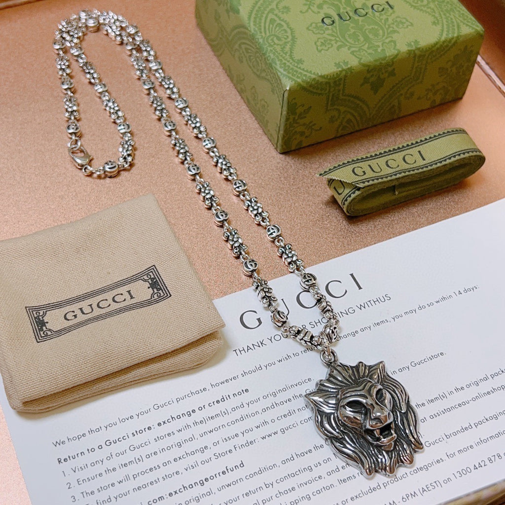 Chain Pendant Necklace in Polished Metal-Tone – Vintage Detail front product view