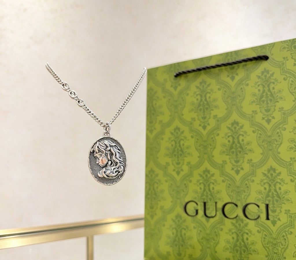 Double-G Emblem Pendant Necklace in Silver-Tone – Vintage Detail – Design 021 side detail