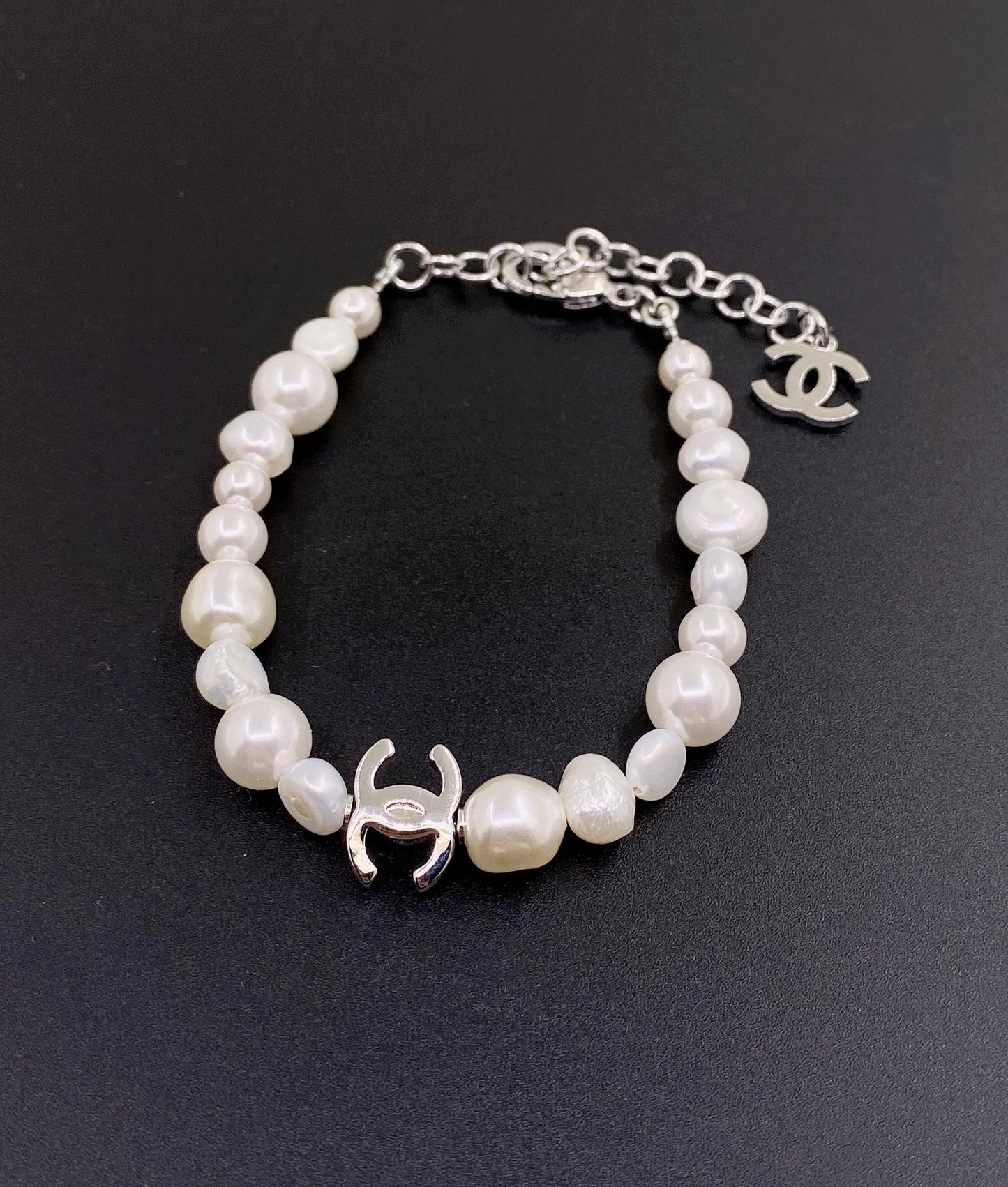 Pearl Bracelet in Gold-Tone – Pearl Detail – Design 003 main product view