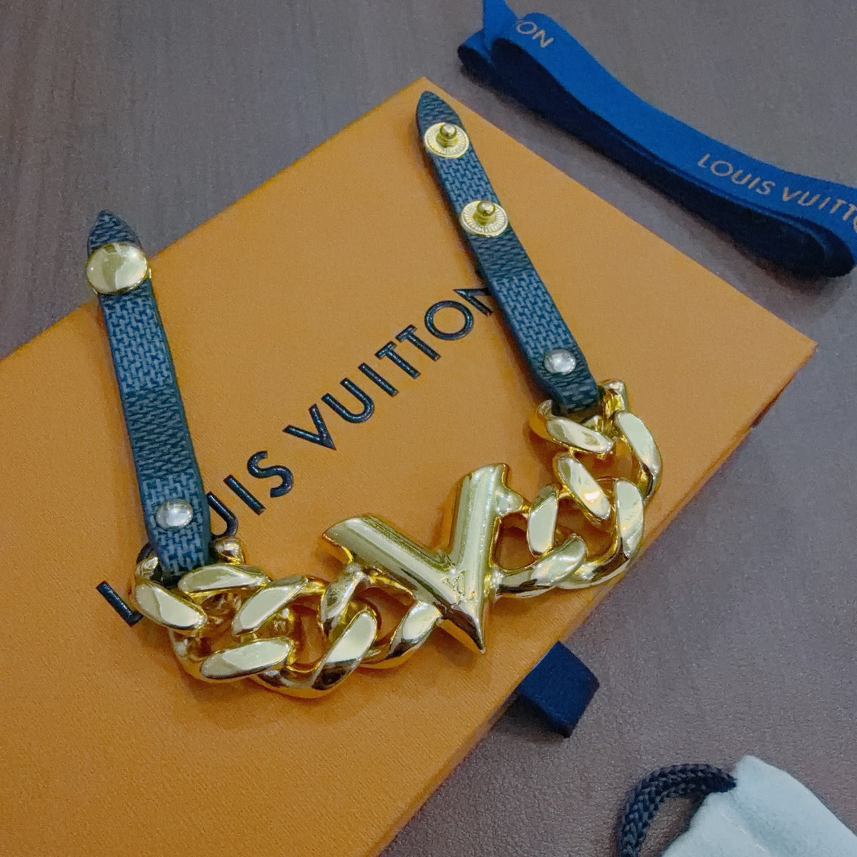 Geometric Emblem Leather-Detail Bracelet – Leather Detail – Design 021 detail view