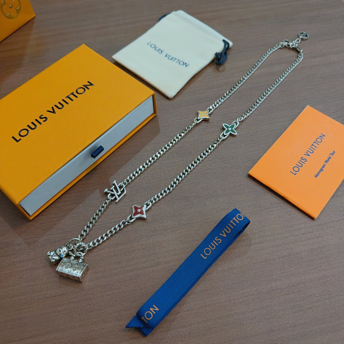 Chain Pendant Necklace in Silver-Tone – Design 036 side detail