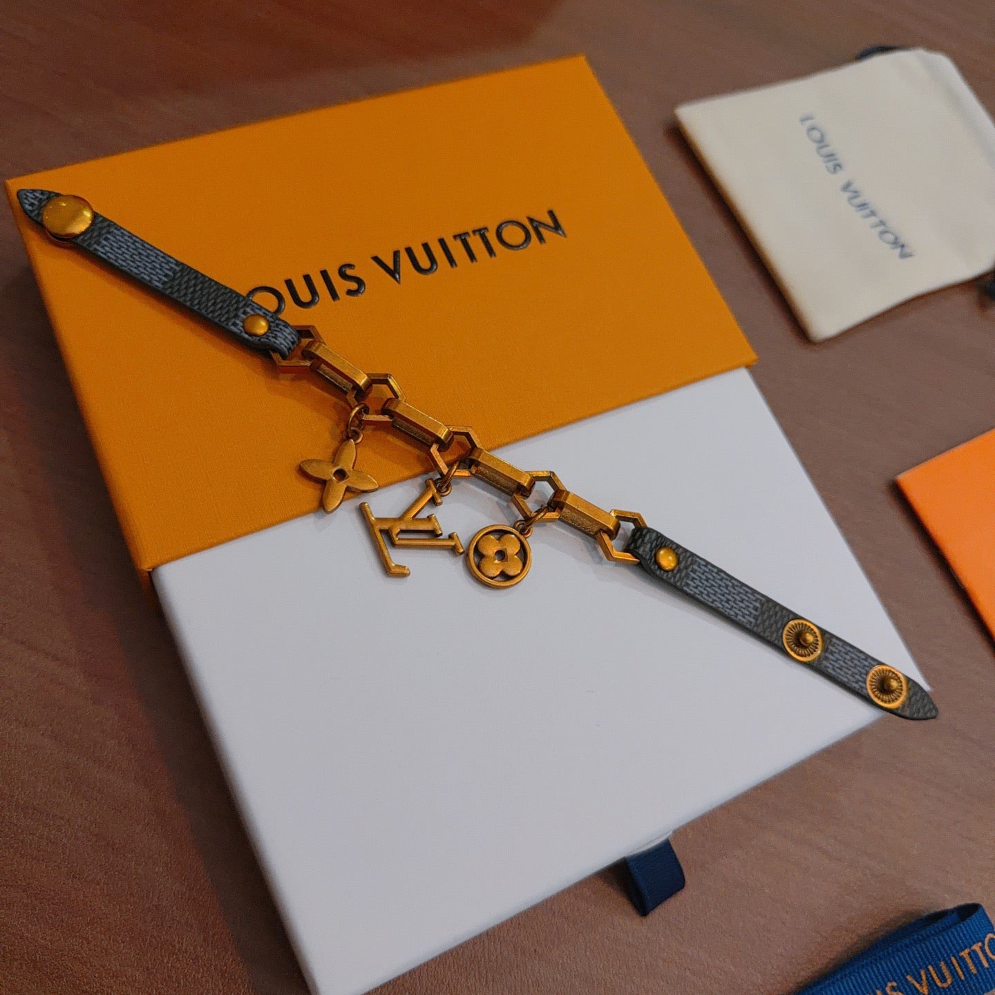 Geometric Emblem Leather-Detail Bracelet – Leather Detail – Design 020 detail view
