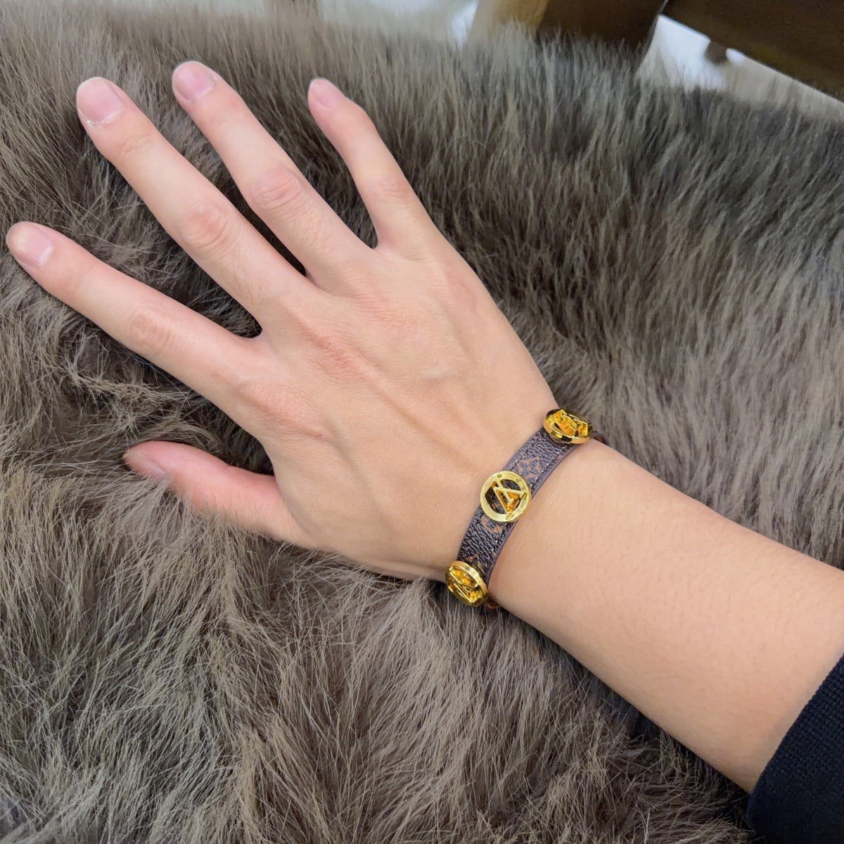 Geometric Emblem Leather-Detail Bracelet – Leather Detail – Design 012 detail view