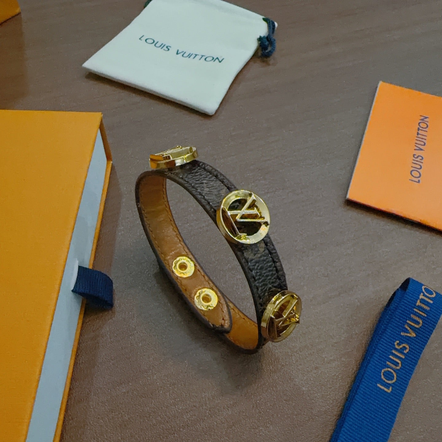 Geometric Emblem Leather-Detail Bracelet – Leather Detail – Design 012 side detail