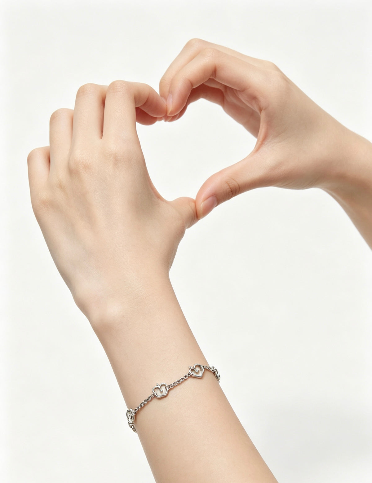 Signature Motif Bracelet in Silver-Tone – Vintage Detail – Design 84 close-up detail