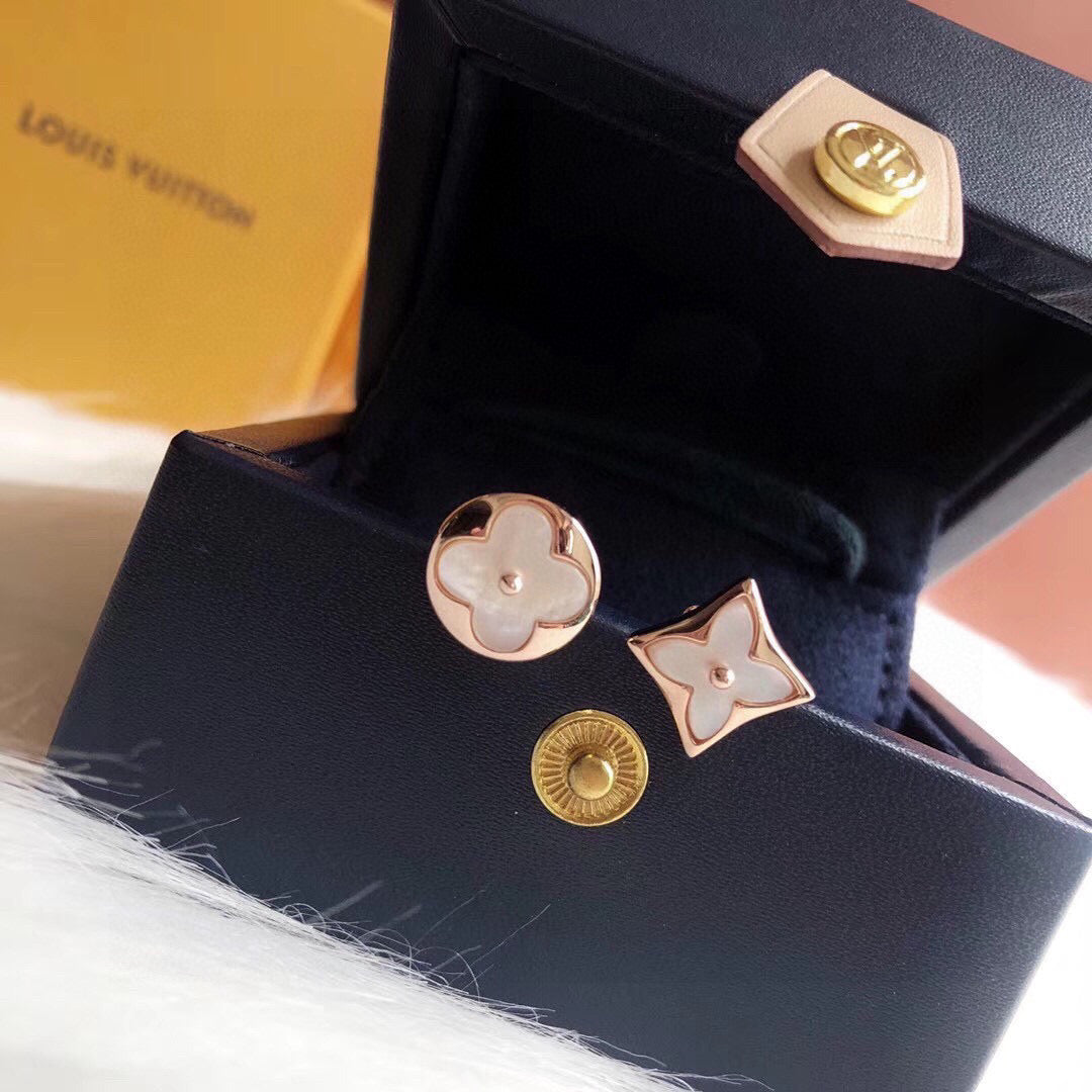 Clover Stud Earrings in Rose-Gold-Tone – Rose Gold Detail – Design 006 side detail