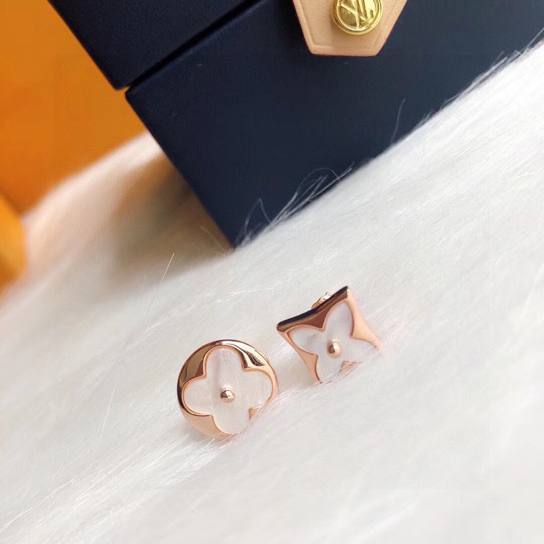 Clover Stud Earrings in Rose-Gold-Tone – Rose Gold Detail – Design 003 front product view