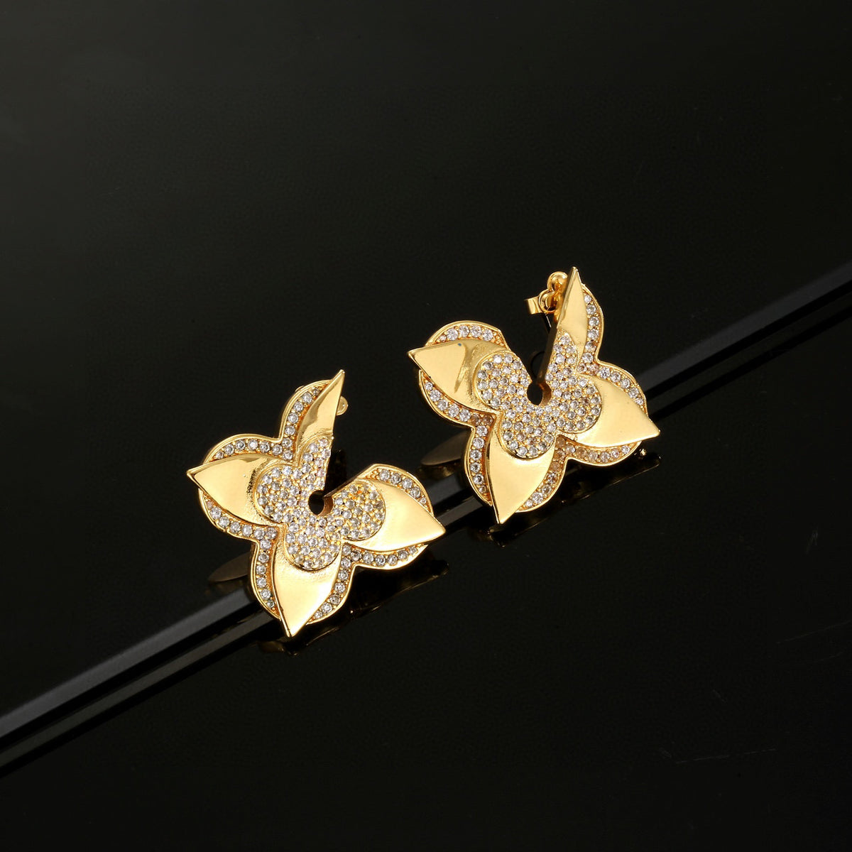 Clover Stud Earrings in Gold-Tone – Clover Detail – Design 005 close-up detail