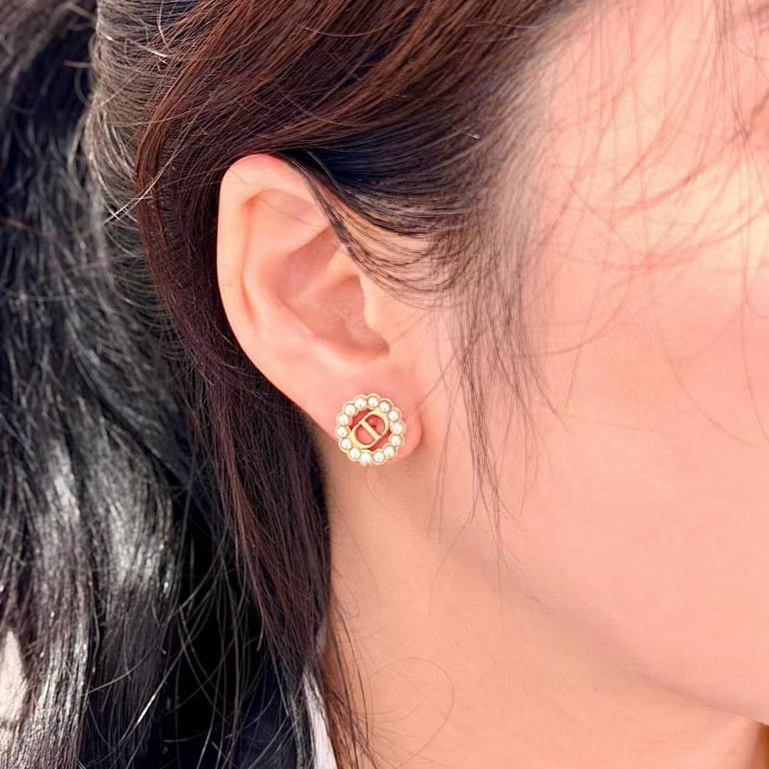 Pearl-Style Motif Stud Earrings in Polished Metal-Tone with Pearl-Style Detail – Design 017 close-up detail