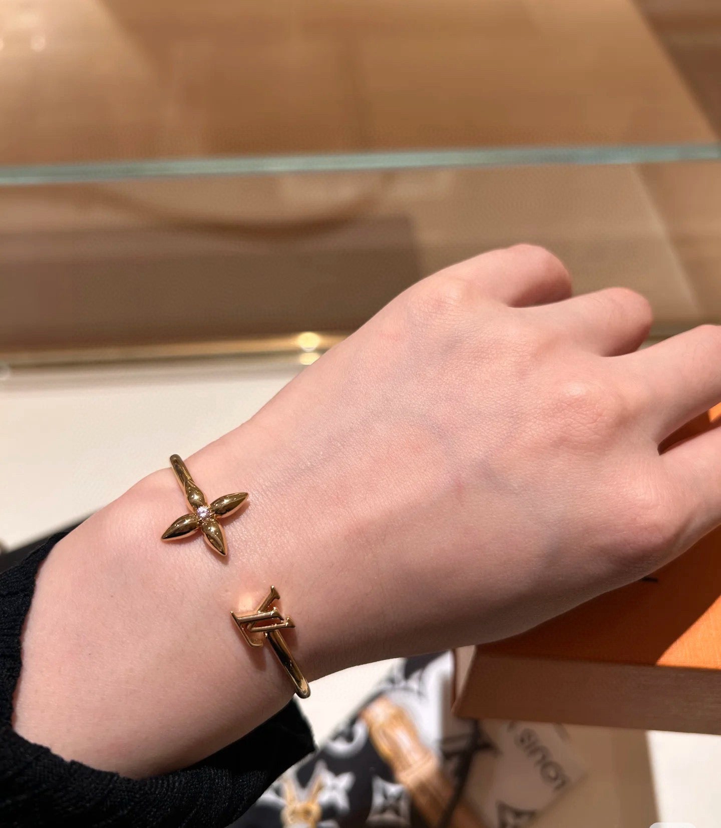 Clover Bangle in Polished Metal-Tone – Clover Detail – Design 017 detail view