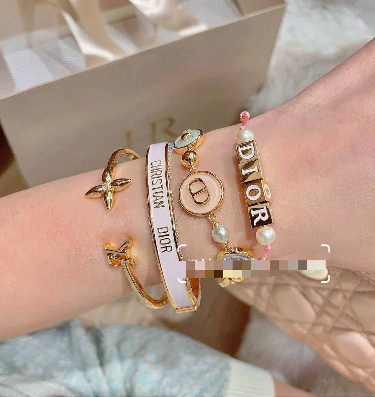 Clover Bangle in Polished Metal-Tone – Clover Detail – Design 013 side detail