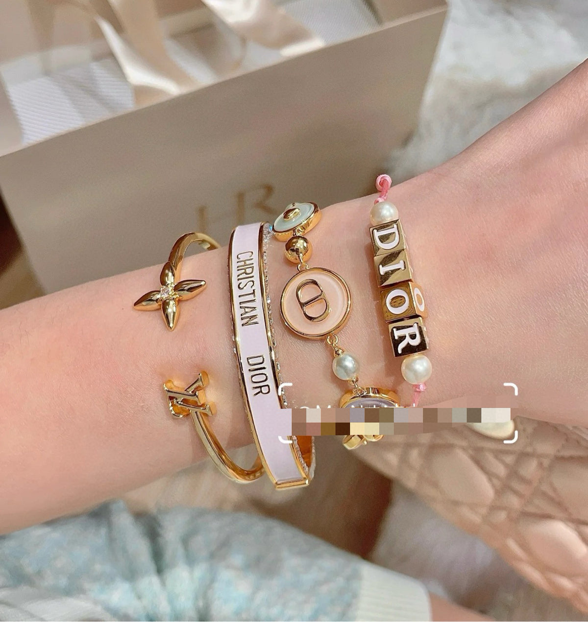 Clover Bangle in Polished Metal-Tone – Clover Detail – Design 013 side detail