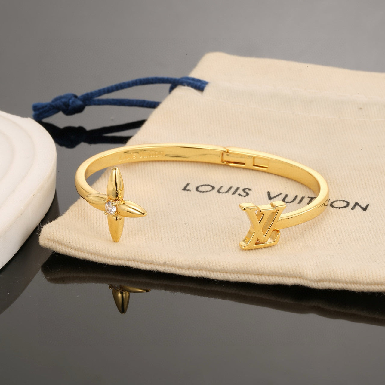 Clover Bangle in Polished Metal-Tone – Clover Detail – Design 017 close-up detail