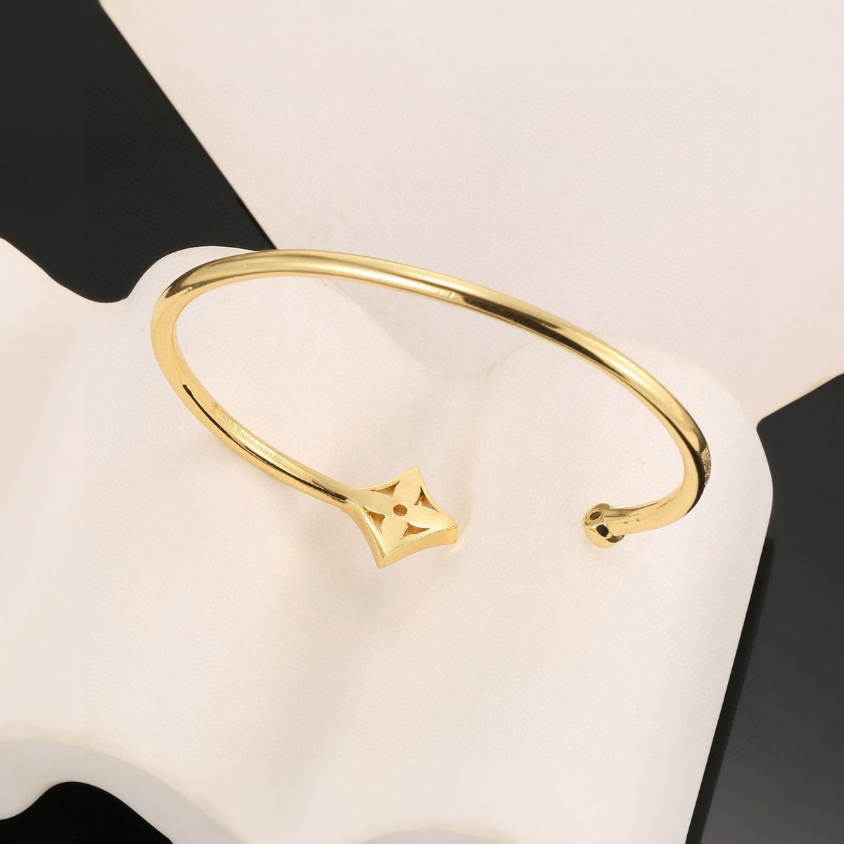 Clover Bangle in Polished Metal-Tone – Clover Detail – Design 012 close-up detail
