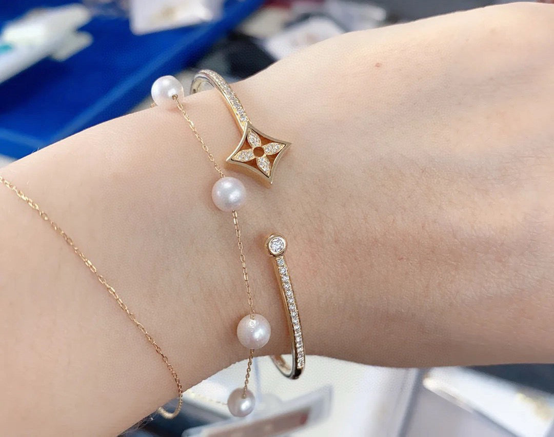Clover Bangle in Polished Metal-Tone – Clover Detail – Design 012 front product view