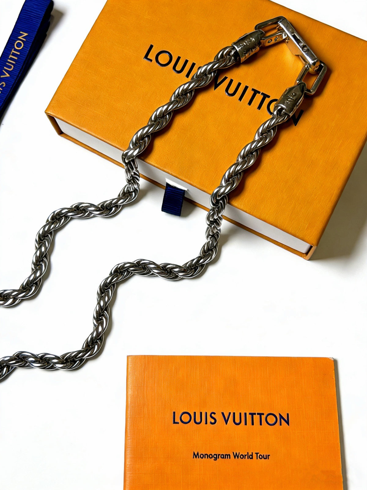 Chain Pendant Necklace in Silver-Tone – Design 034 side detail