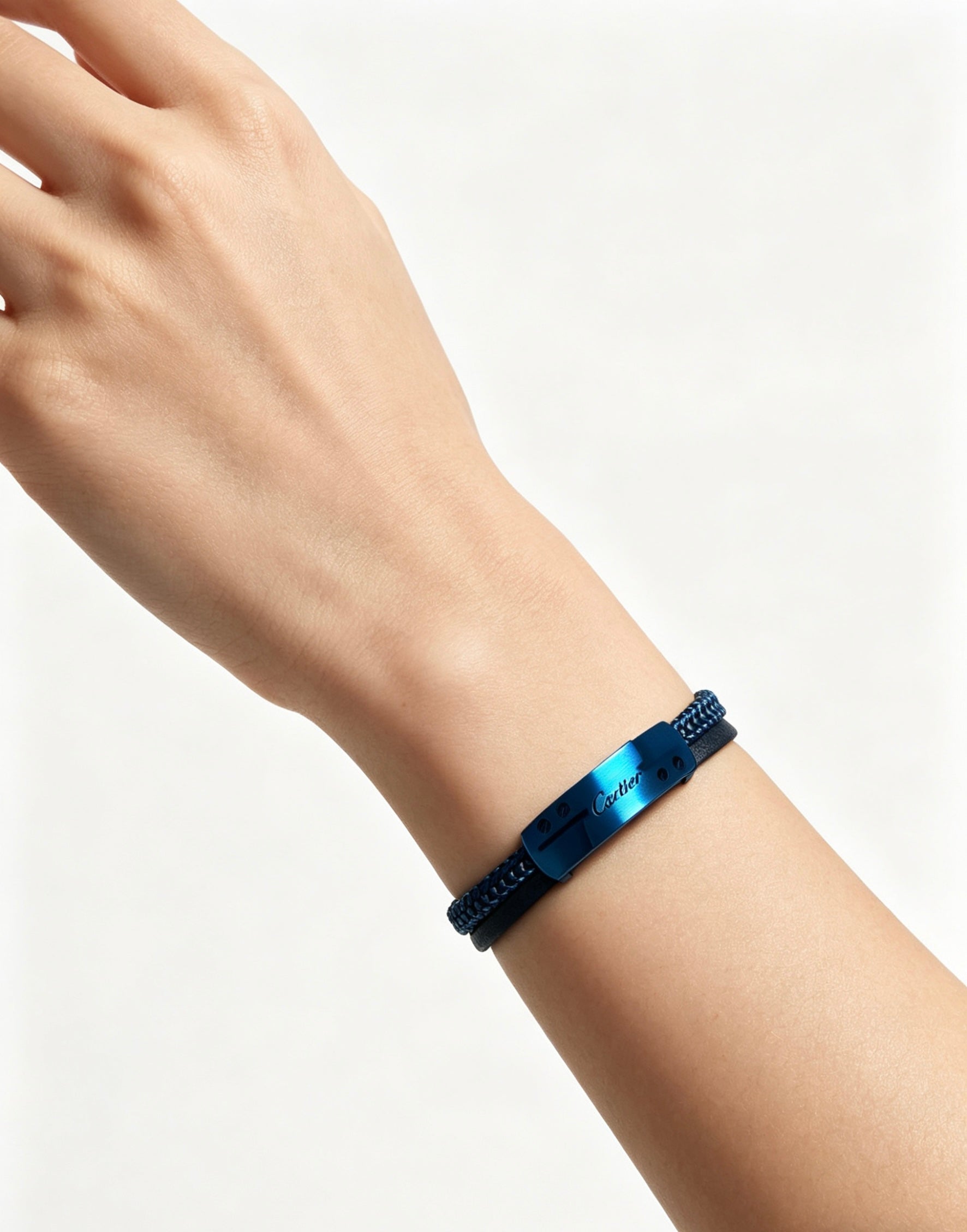 Sculptural Statement Bracelet in Gold-Tone – Design 202 detail view