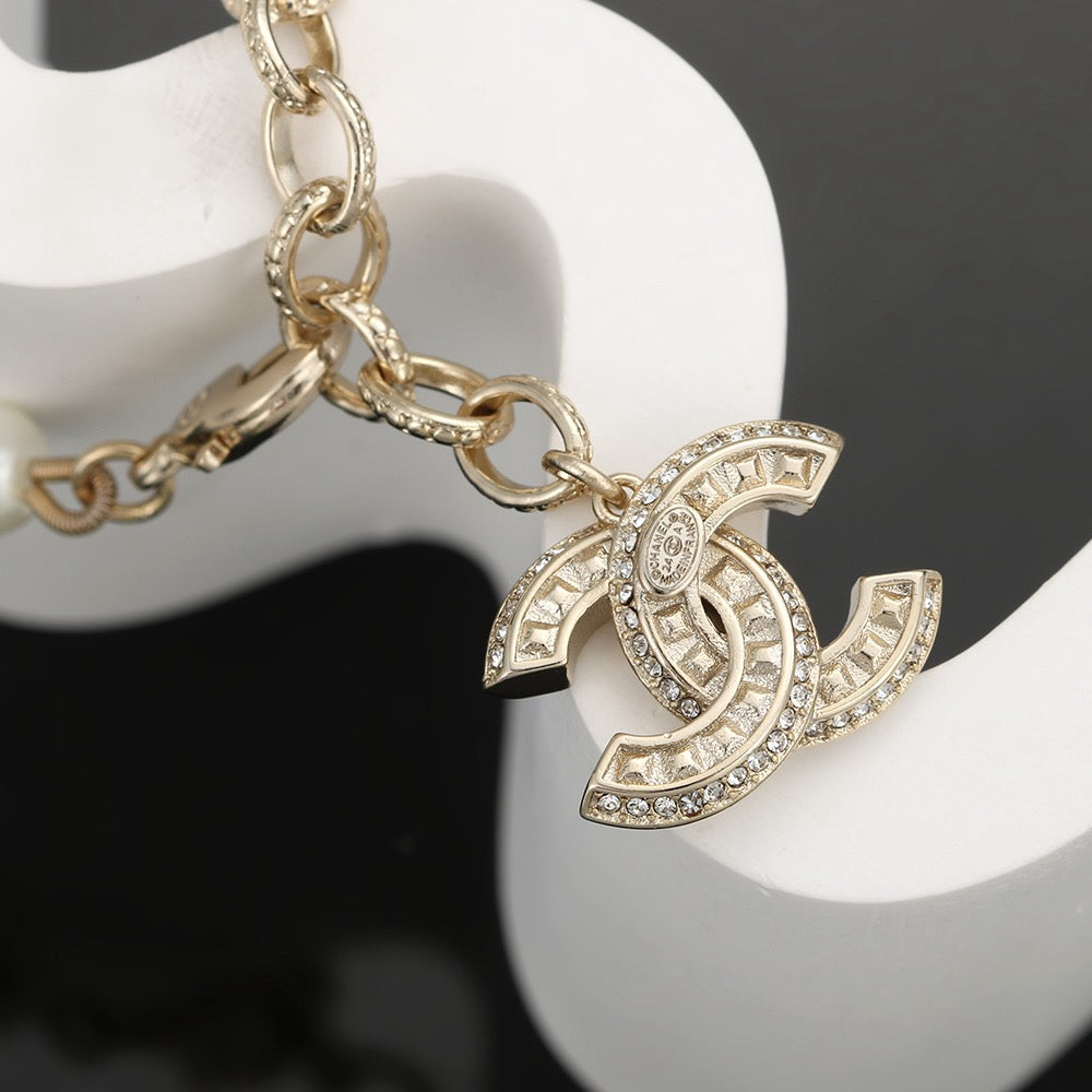 Pearl Bracelet in Polished Metal-Tone – Pearl Detail – Design 008 side detail