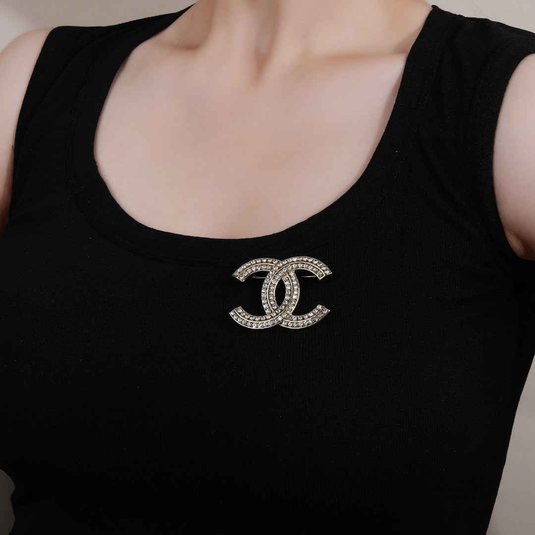 Double-C Emblem Brooch in Gold-Tone – Design 024 side detail