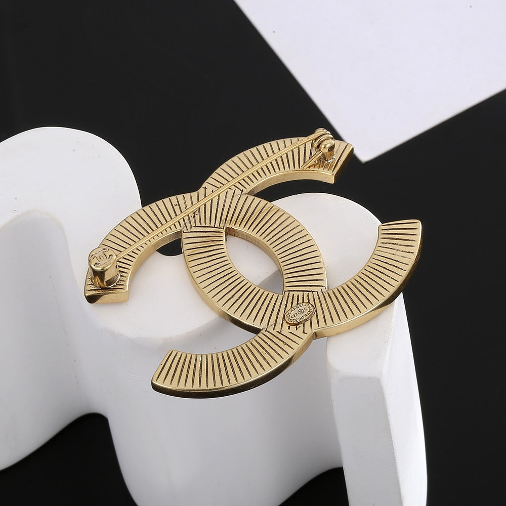Double-C Emblem Brooch in Gold-Tone – Design 026 close-up detail