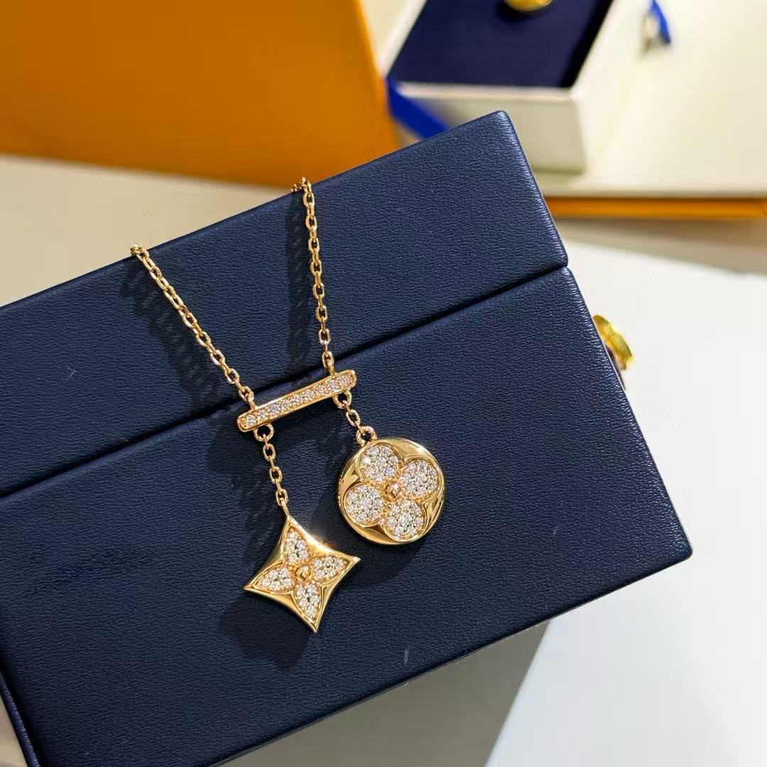 Clover Pendant Necklace in Polished Metal-Tone – Clover Detail – Design 008 detail view