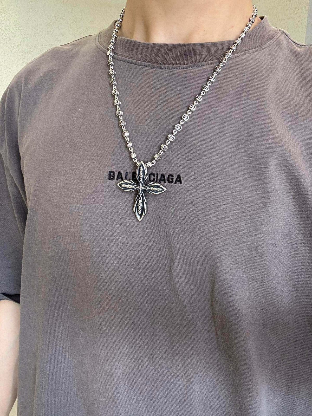 Double-G Emblem Pendant Necklace in Silver-Tone – Vintage Detail – Design 041 side detail