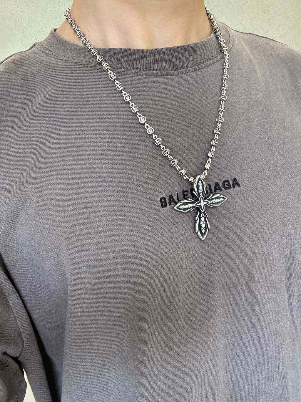 Double-G Emblem Pendant Necklace in Silver-Tone – Vintage Detail – Design 041 detail view
