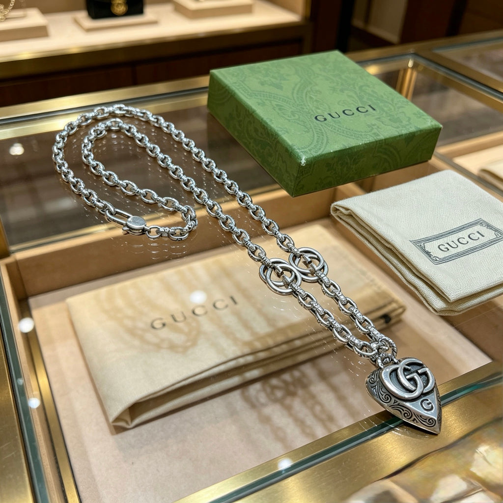 Double-G Emblem Pendant Necklace in Silver-Tone – Vintage Detail – Design 039 close-up detail