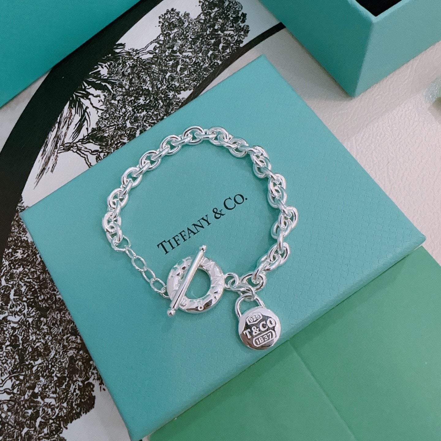 Signature Motif Bracelet in Silver-Tone – Vintage Detail – Design 90 detail view