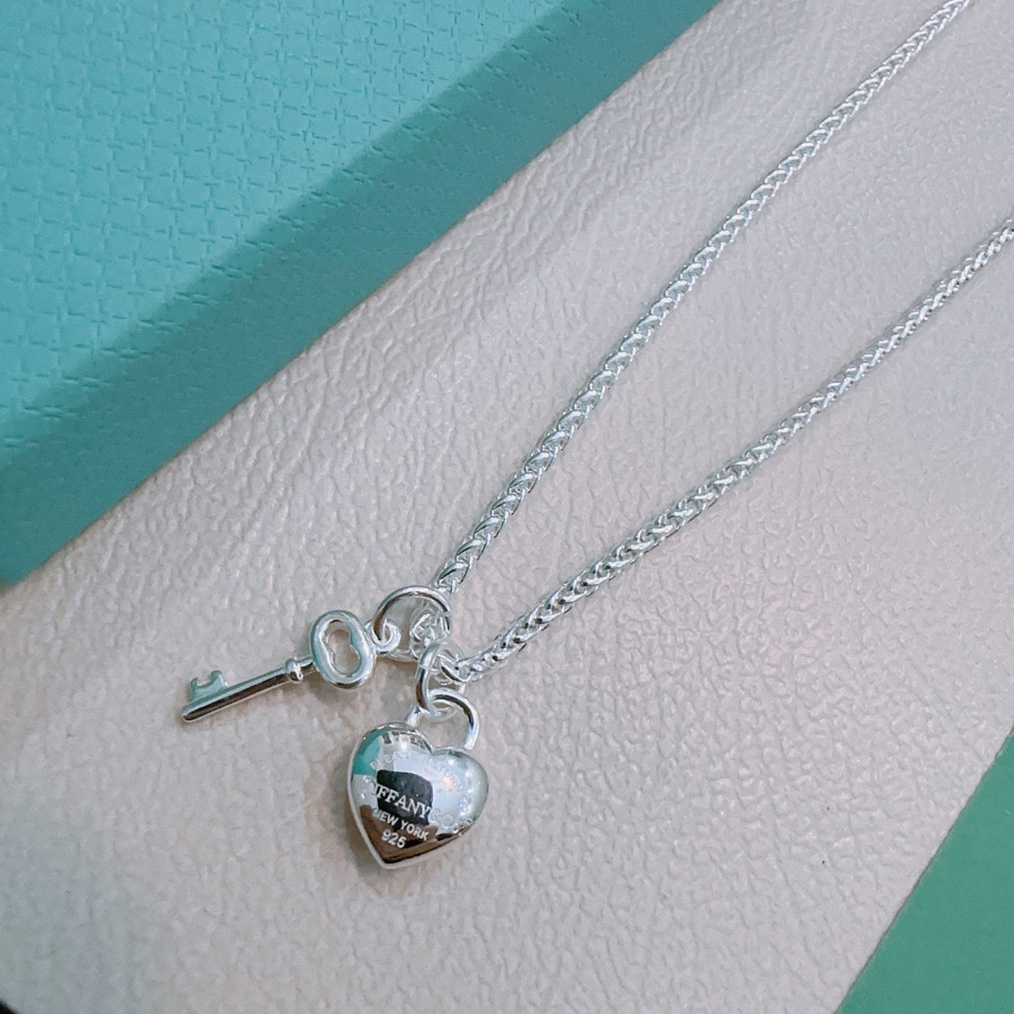 Signature Motif Pendant Necklace in Silver-Tone – Vintage Detail – Design 50 close-up detail