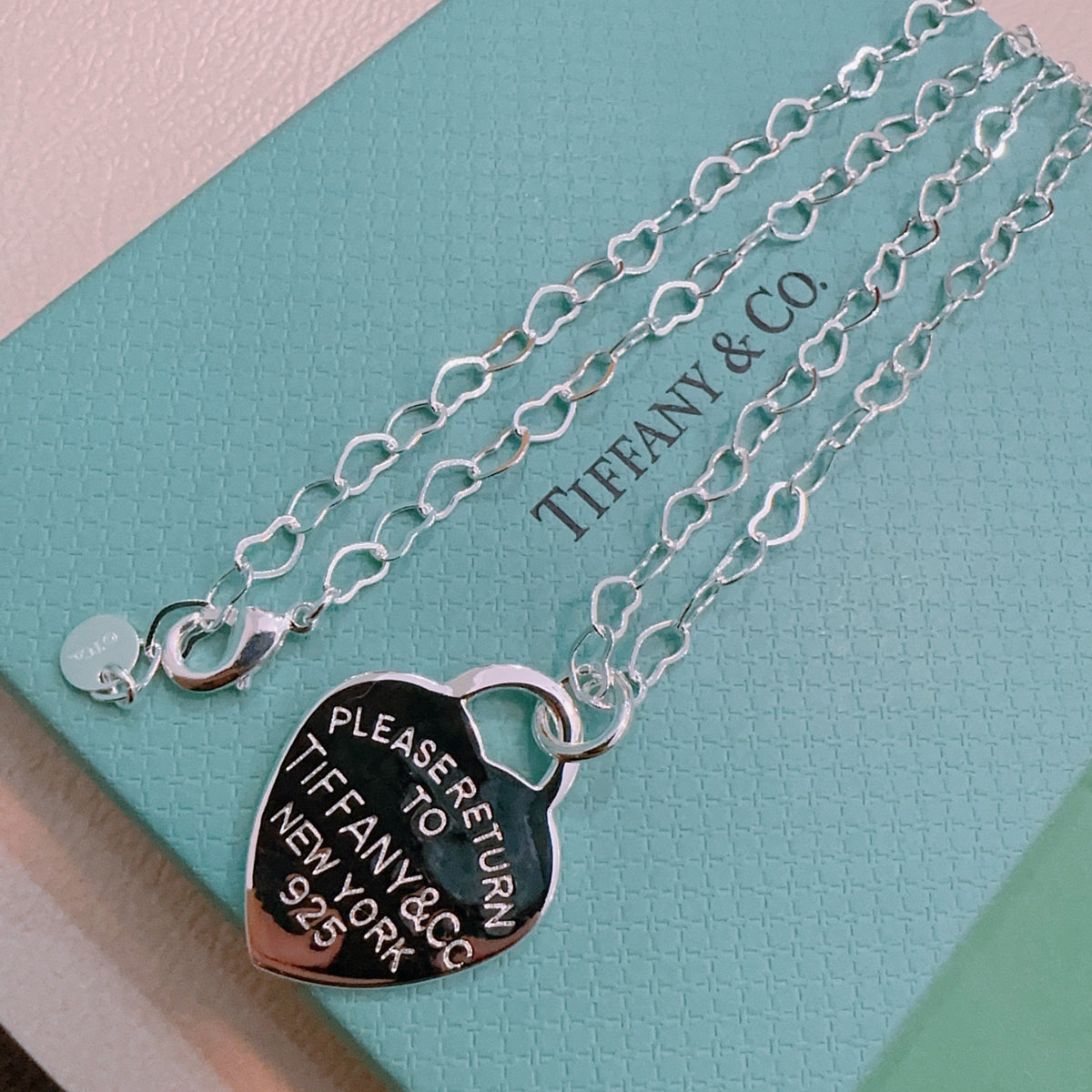 Signature Motif Pendant Necklace in Silver-Tone – Vintage Detail – Design 46 close-up detail