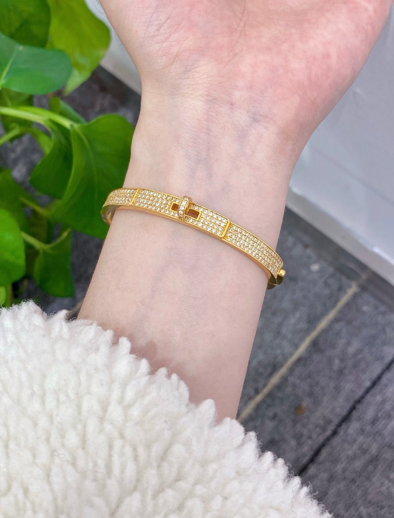 Geometric Emblem Bangle in Rose-Gold-Tone – Rose Gold Detail – Design 003 detail view