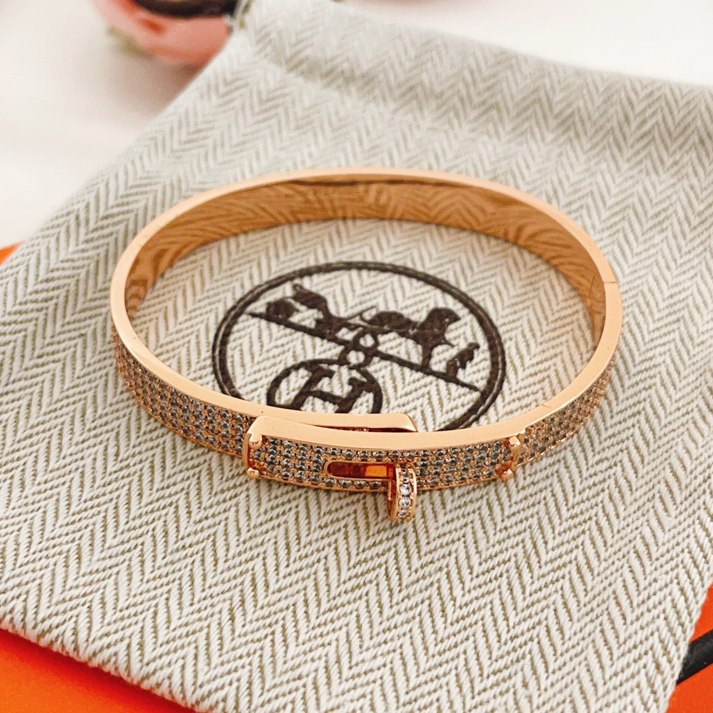 Geometric Emblem Bangle in Rose-Gold-Tone – Rose Gold Detail – Design 004 detail view