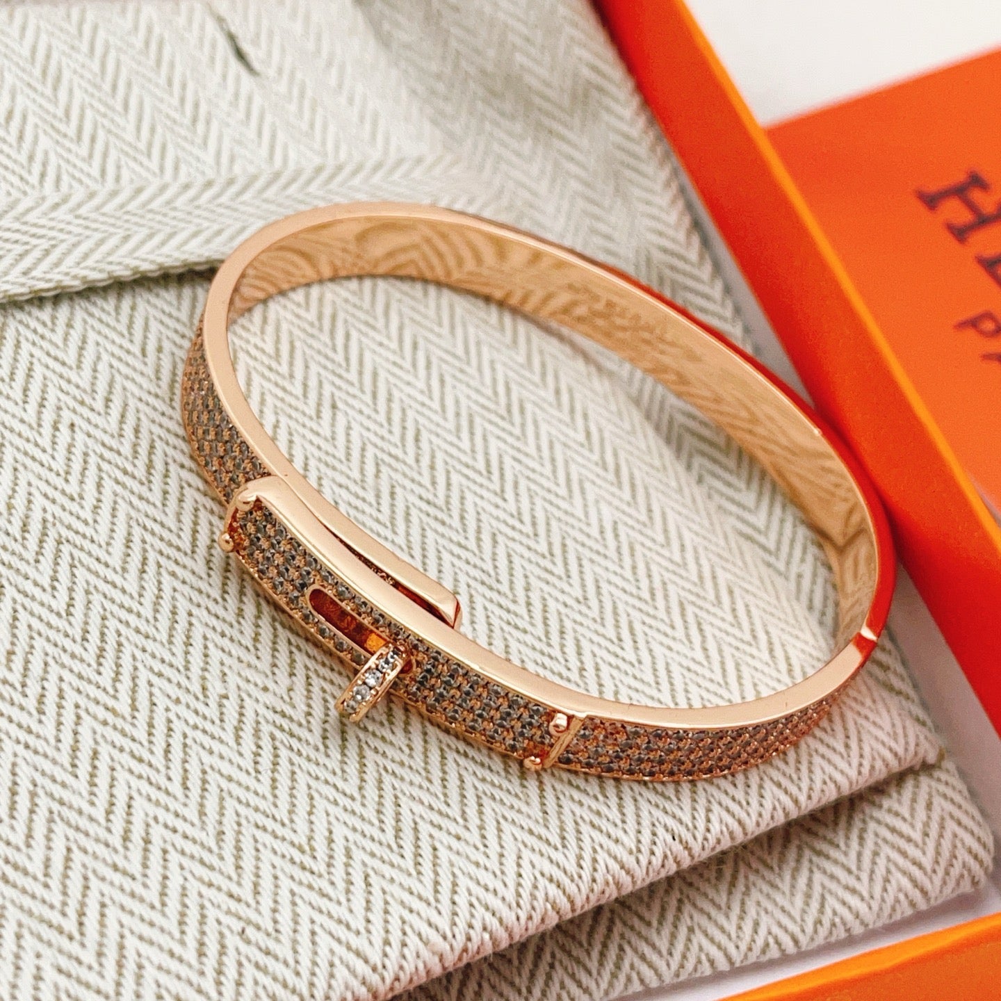 Geometric Emblem Bangle in Rose-Gold-Tone – Rose Gold Detail – Design 004 side detail