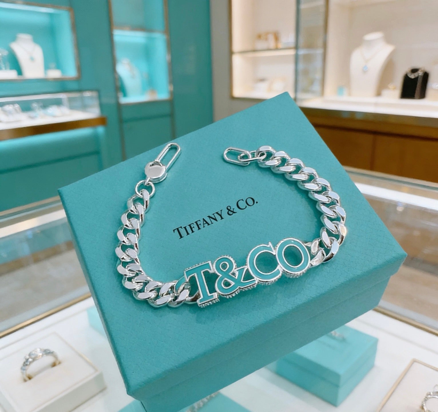 Signature Motif Bracelet in Silver-Tone – Vintage Detail – Design 92 main product view