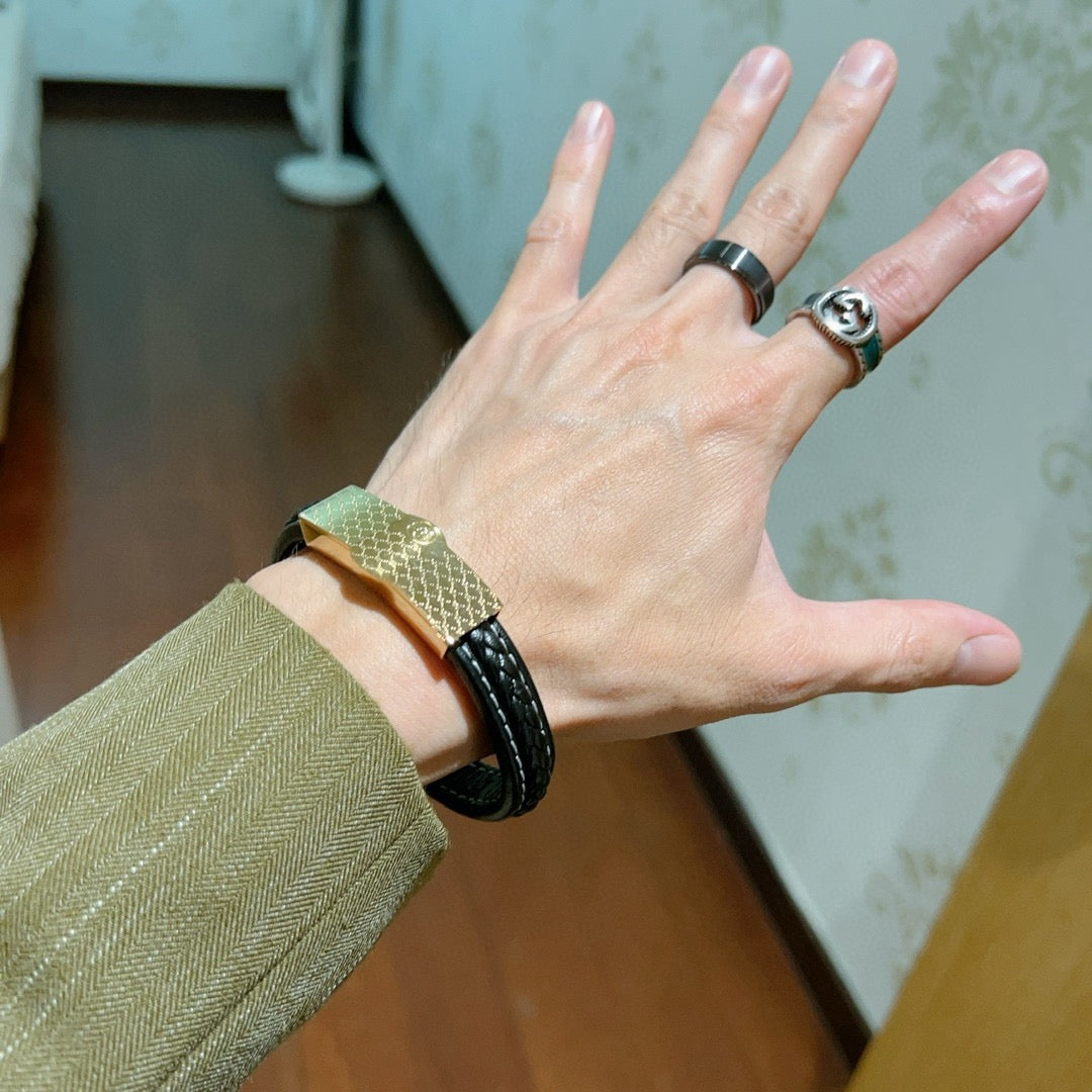 Double-G Emblem Bangle in Silver-Tone – Vintage Detail – Design 027 detail view