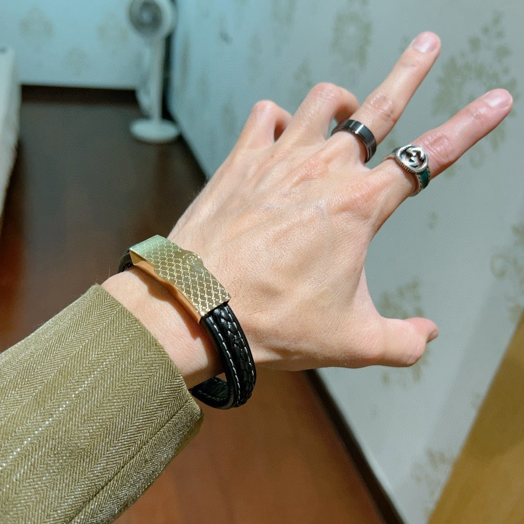Double-G Emblem Bangle in Silver-Tone – Vintage Detail – Design 027 detail view