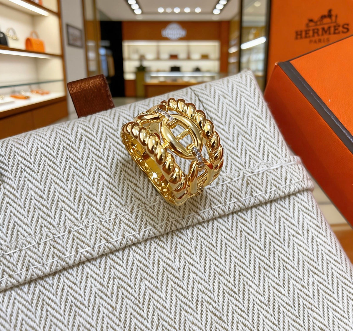 Toggle Statement Ring in Gold-Tone – Toggle Detail – Design 002 side detail