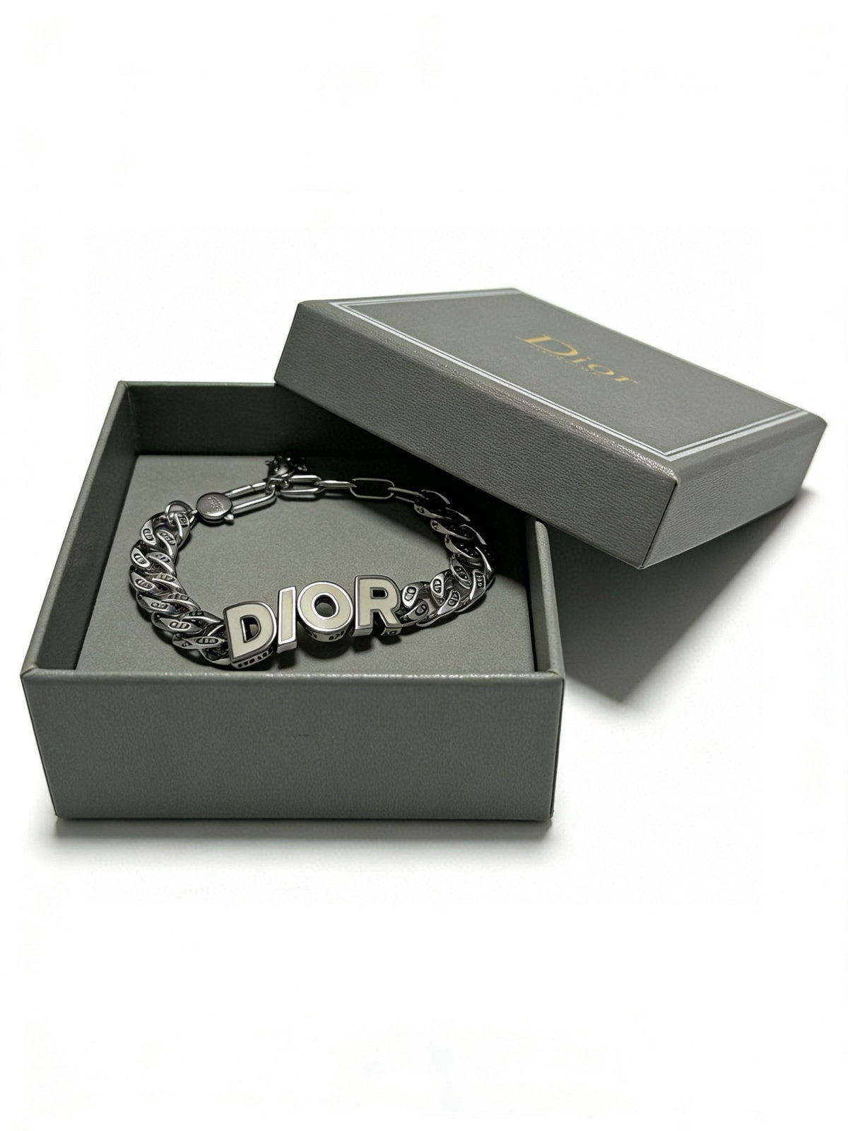 Star Motif Pendant Necklace in Silver-Tone with Chain Detail – Design 033 detail view