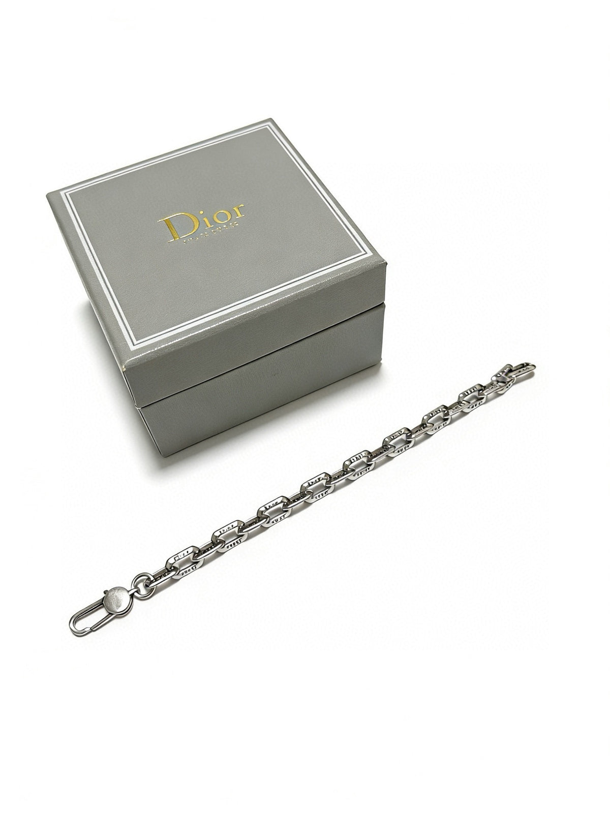 Star Motif Pendant Necklace in Silver-Tone with Chain Detail – Design 031 detail view