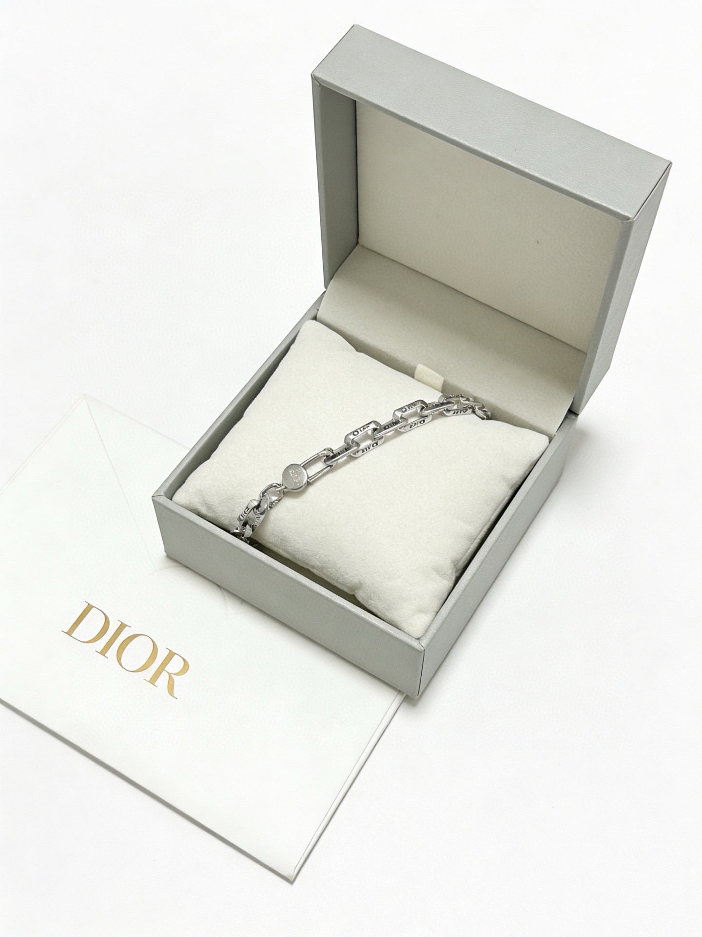 Star Motif Pendant Necklace in Silver-Tone with Chain Detail – Design 031 close-up detail