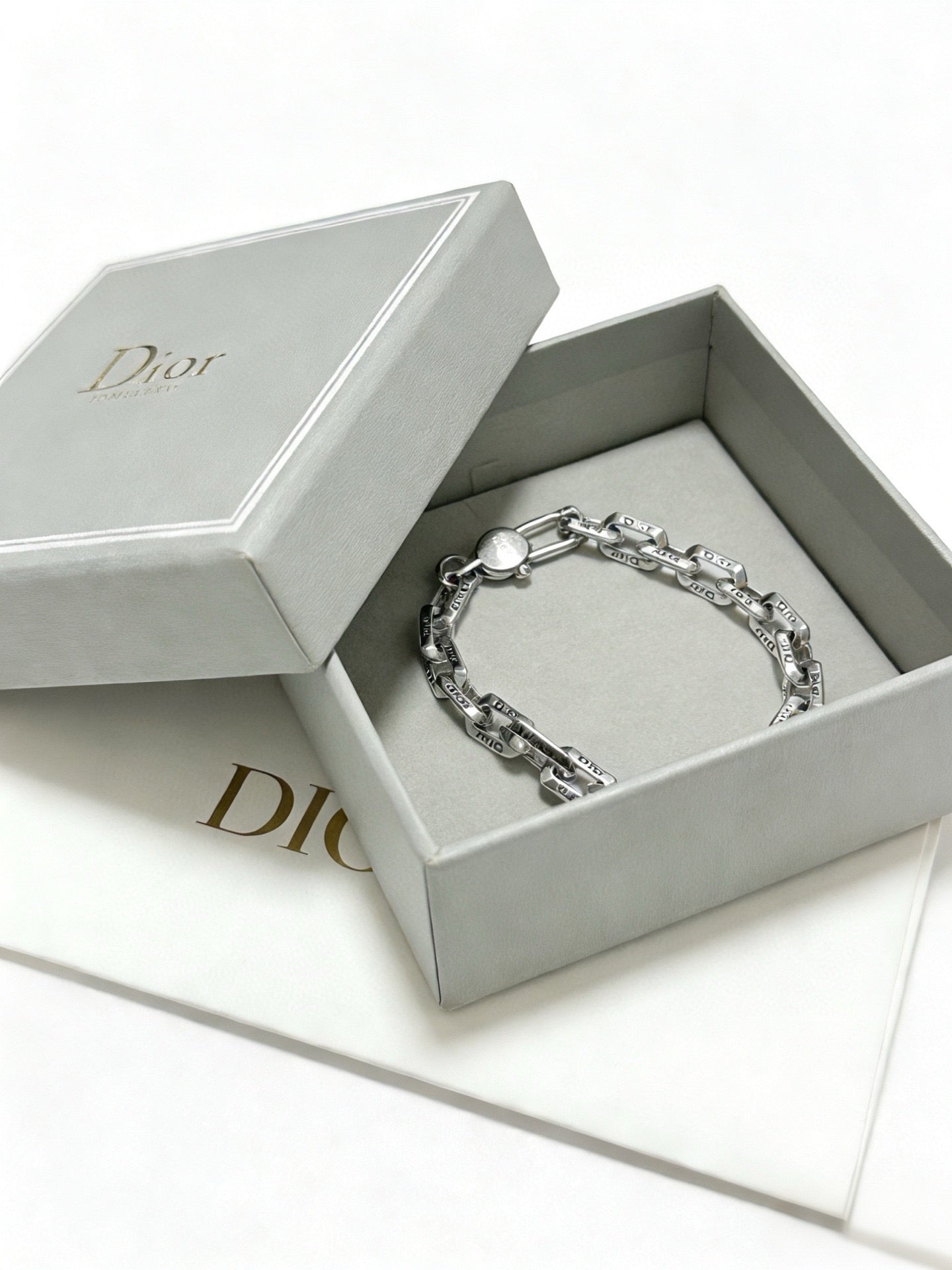 Star Motif Pendant Necklace in Silver-Tone with Chain Detail – Design 031 side detail