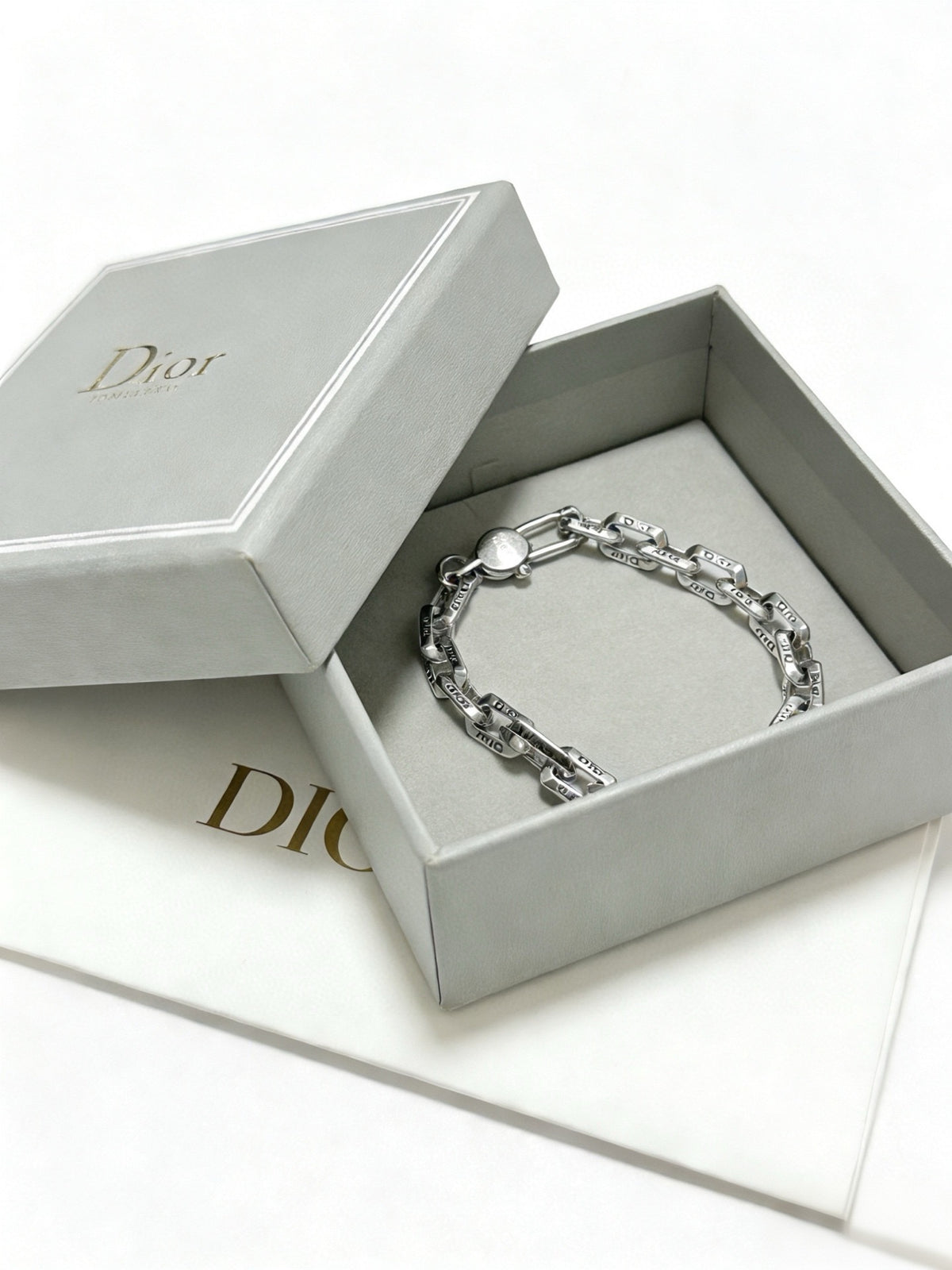 Star Motif Pendant Necklace in Silver-Tone with Chain Detail – Design 031 side detail