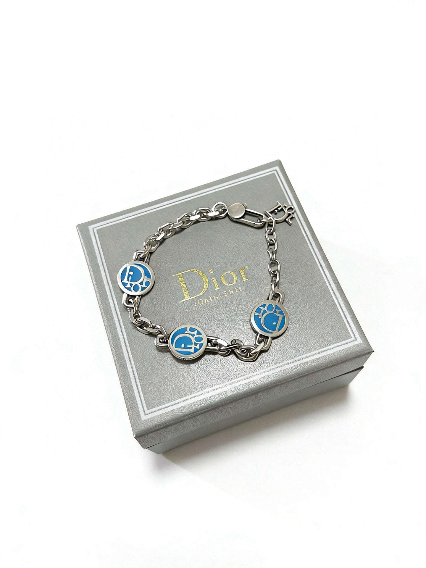 Star Motif Pendant Necklace in Silver-Tone with Chain Detail – Design 030 close-up detail